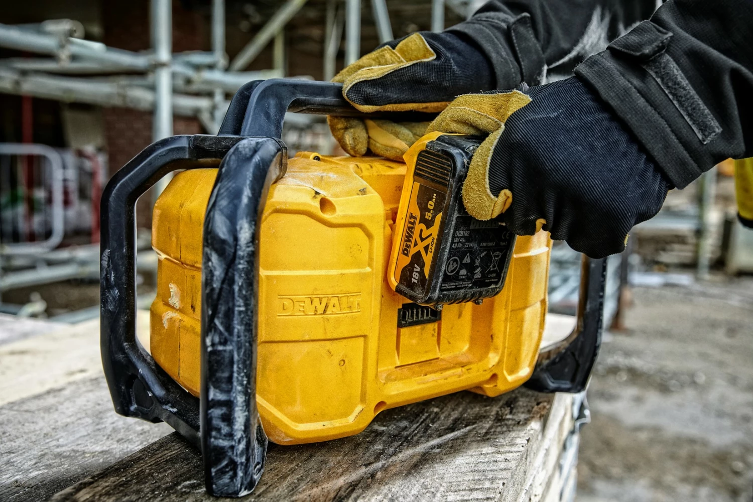 DeWALT DCR029-QW 18V Li-ion XR accu DAB+ Bouwradio met oplaadfunctie - werkt op netstroom & accu