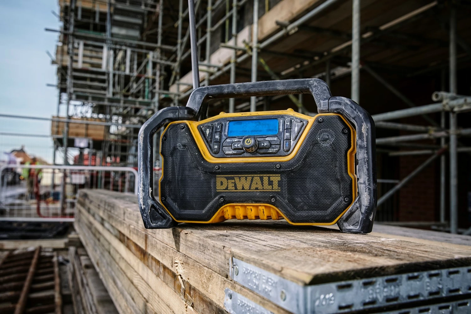 DeWALT DCR029-QW 18V Li-ion XR accu DAB+ Bouwradio met oplaadfunctie - werkt op netstroom & accu