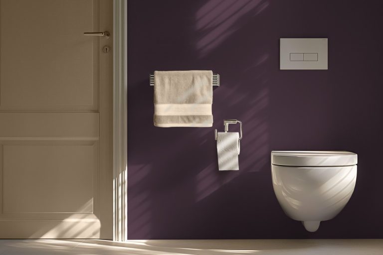 Een elegante toiletruimte met Amethyst Shadow, Kleur van het Jaar 2025-image