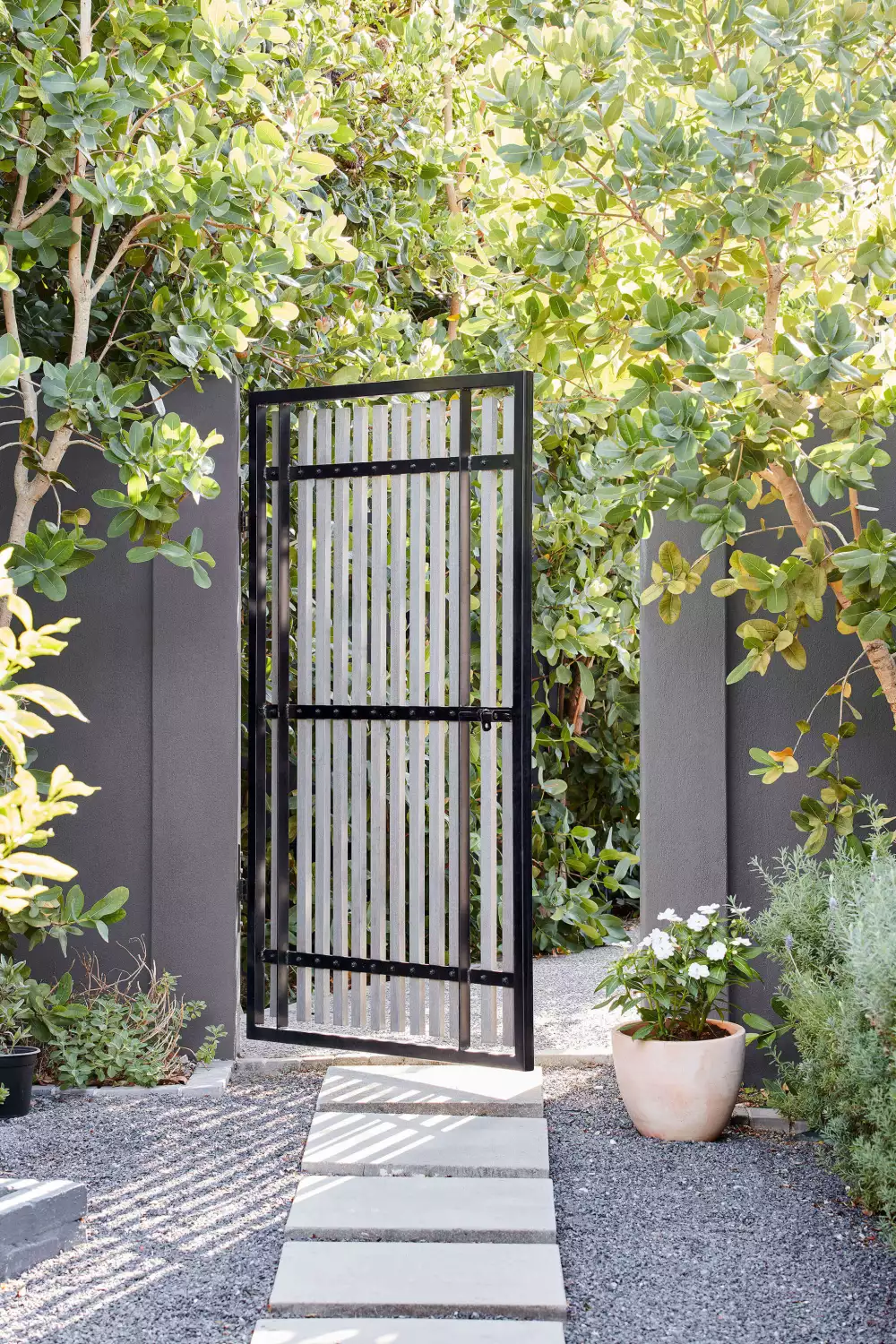 Little Greene Intelligent Exterior Eggshell - Arquerite No. 250 - 2,5L-image